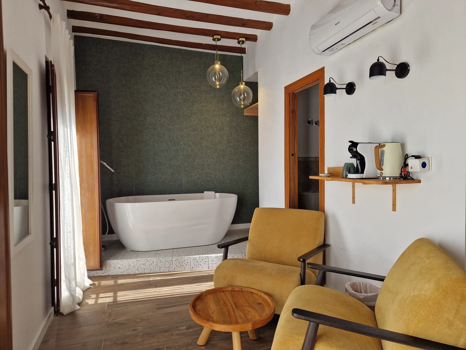 Habitación con vistas a la Sierra de Aitana en el Hotel Boutique Cases Noves en Guadalest (cuarto de baño)