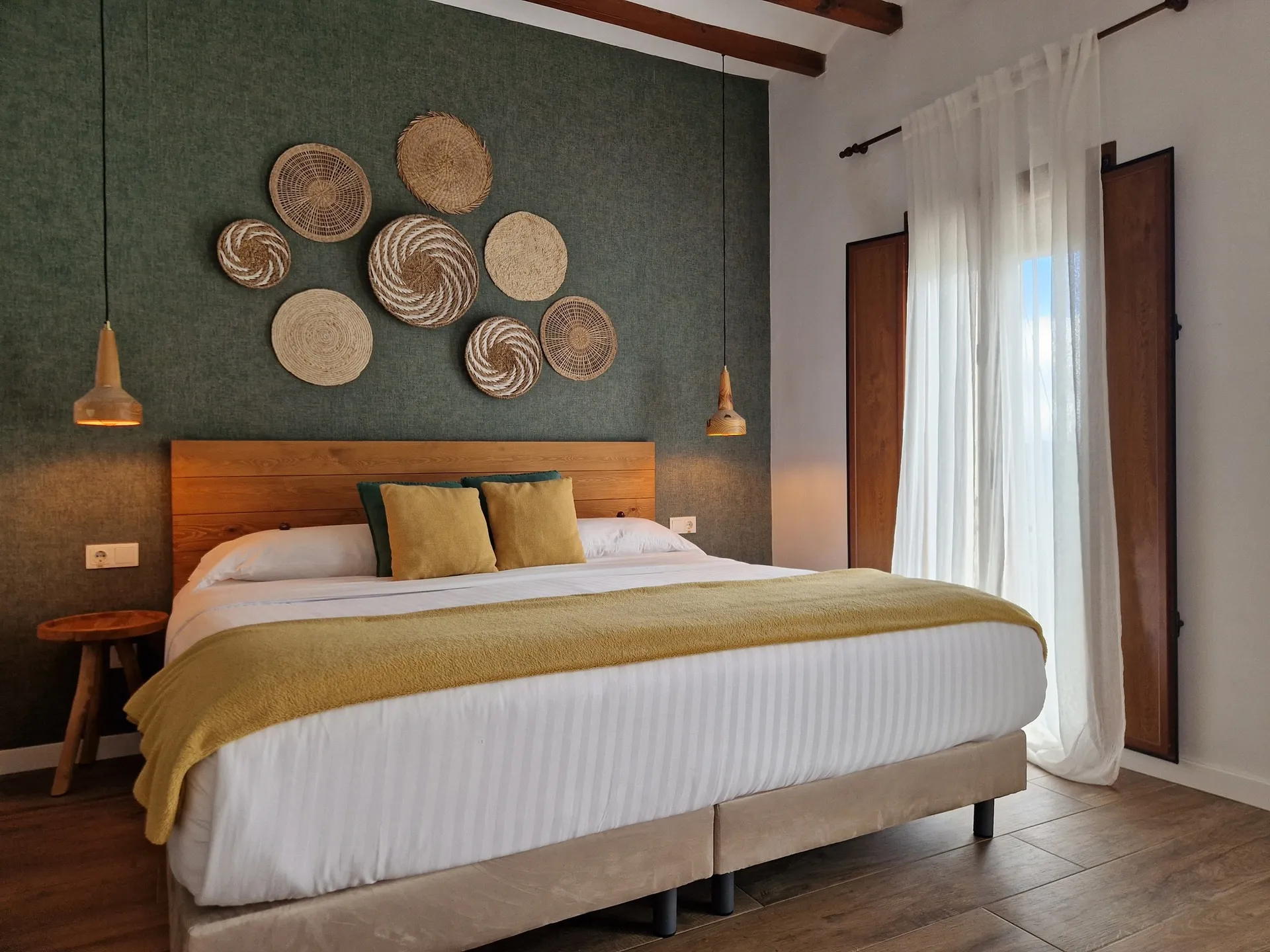 Habitación con vistas a la Sierra de Aitana en el Hotel Boutique Cases Noves en Guadalest (cama)
