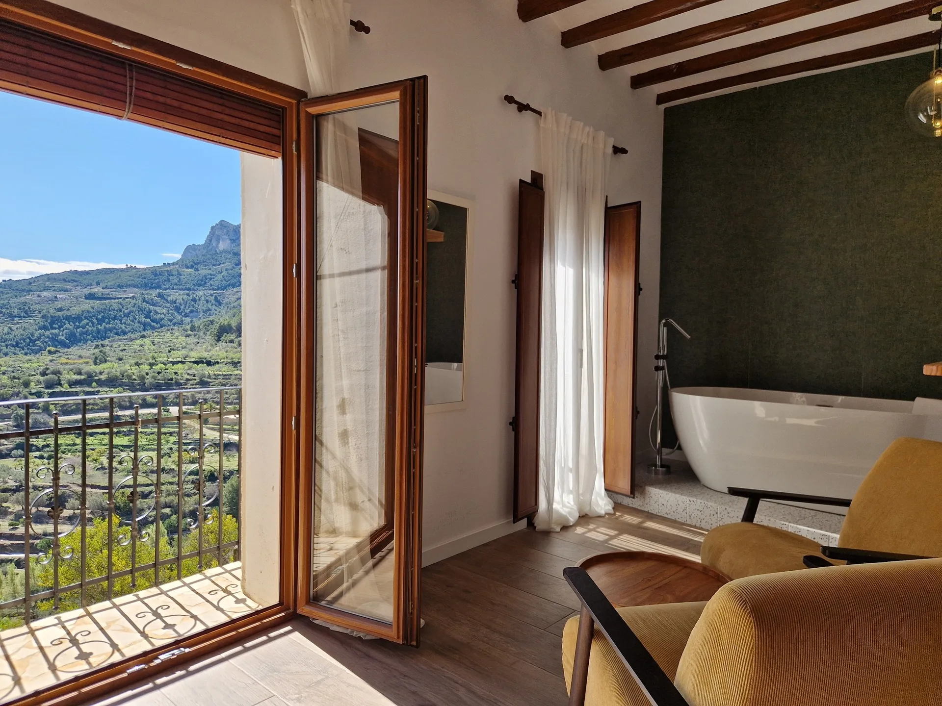 Habitación con vistas a la Sierra de Aitana en el Hotel Boutique Cases Noves en Guadalest (terraza)