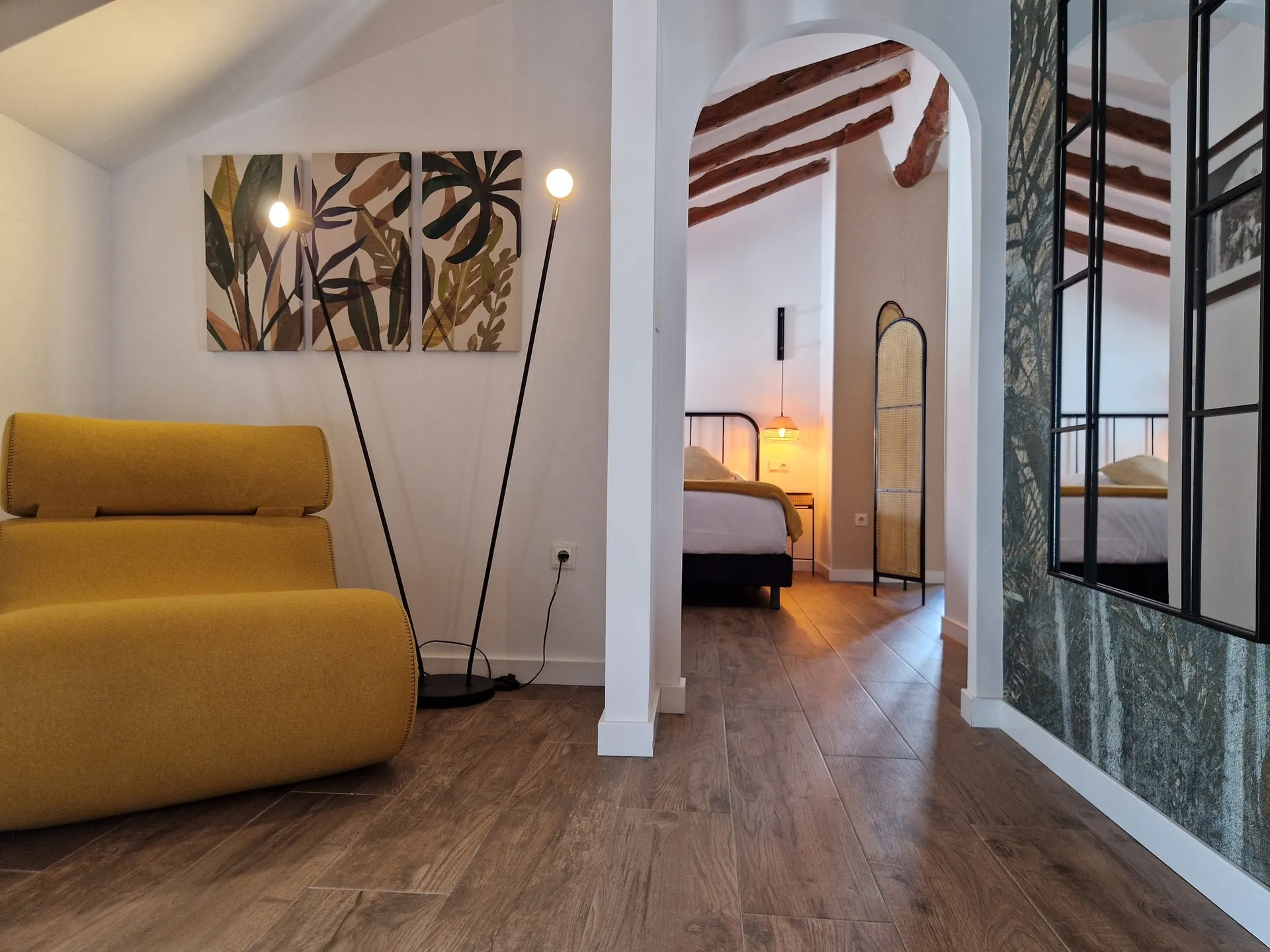 Habitación con vistas a la Sierra de Bernia en el Hotel Boutique Cases Noves en Guadalest (pasillo)
