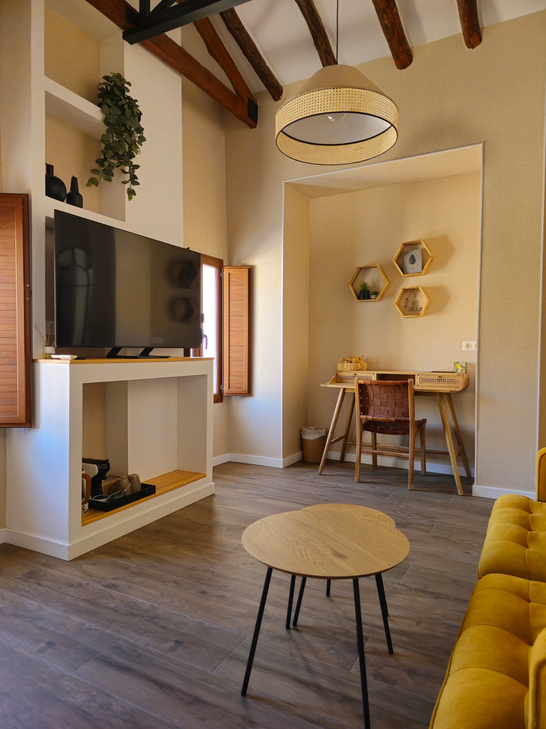Habitación con vistas a la Sierra de Bernia en el Hotel Boutique Cases Noves en Guadalest (sala)