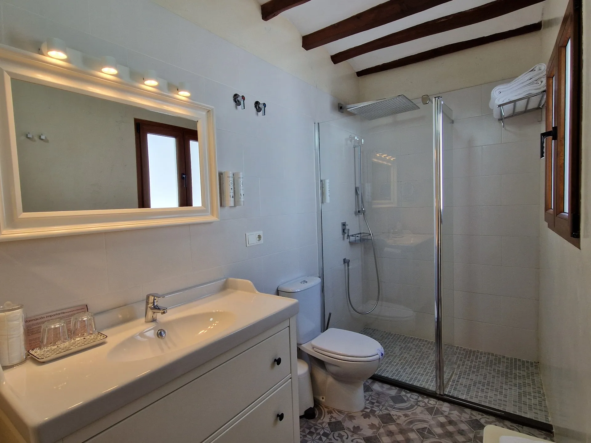 Habitación con vistas al Castillo de San José en el Hotel Boutique Cases Noves en Guadalest (cuarto de baño)