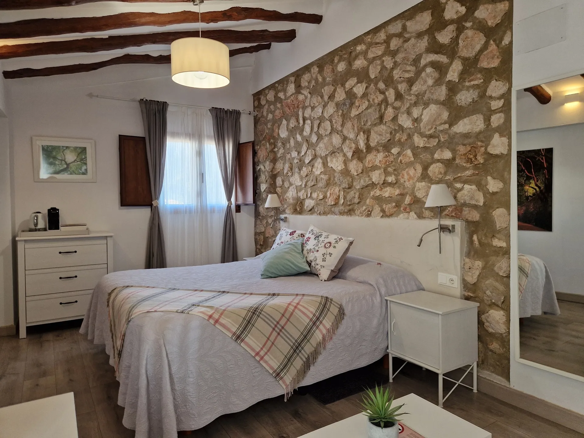 Habitación con vistas al Castillo de San José en el Hotel Boutique Cases Noves en Guadalest (cama)
