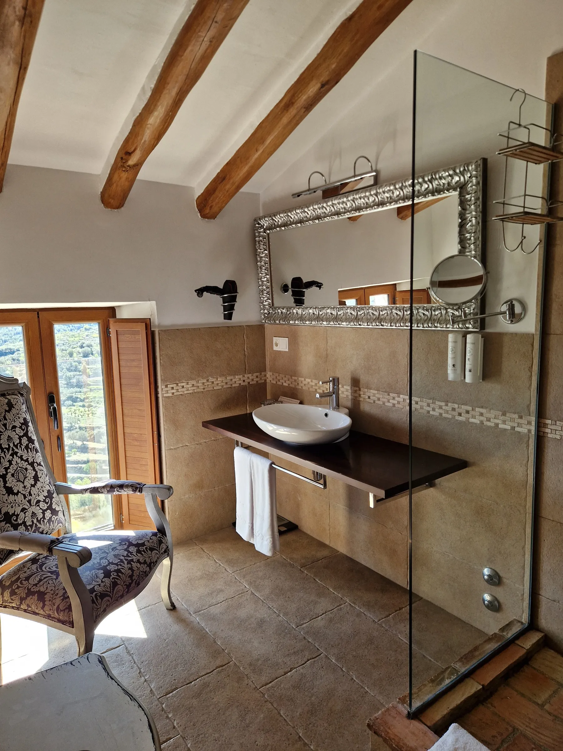 Habitación con vistas al Valle de Guadalest en el Hotel Boutique Cases Noves en Guadalest (cuarto de baño)