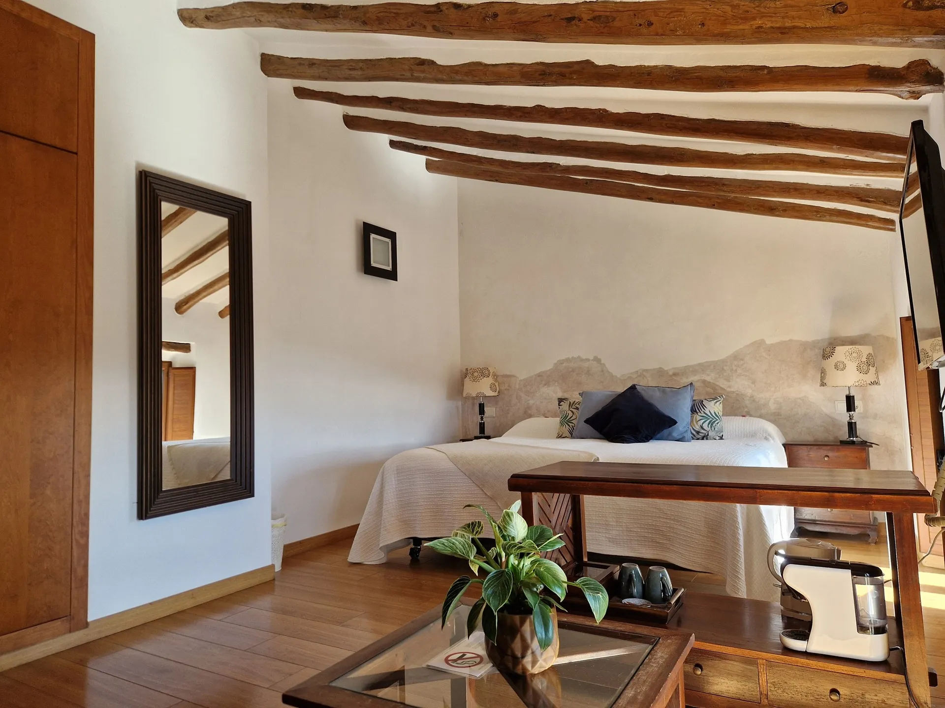 Habitación con vistas al Valle de Guadalest en el Hotel Boutique Cases Noves en Guadalest (cama)