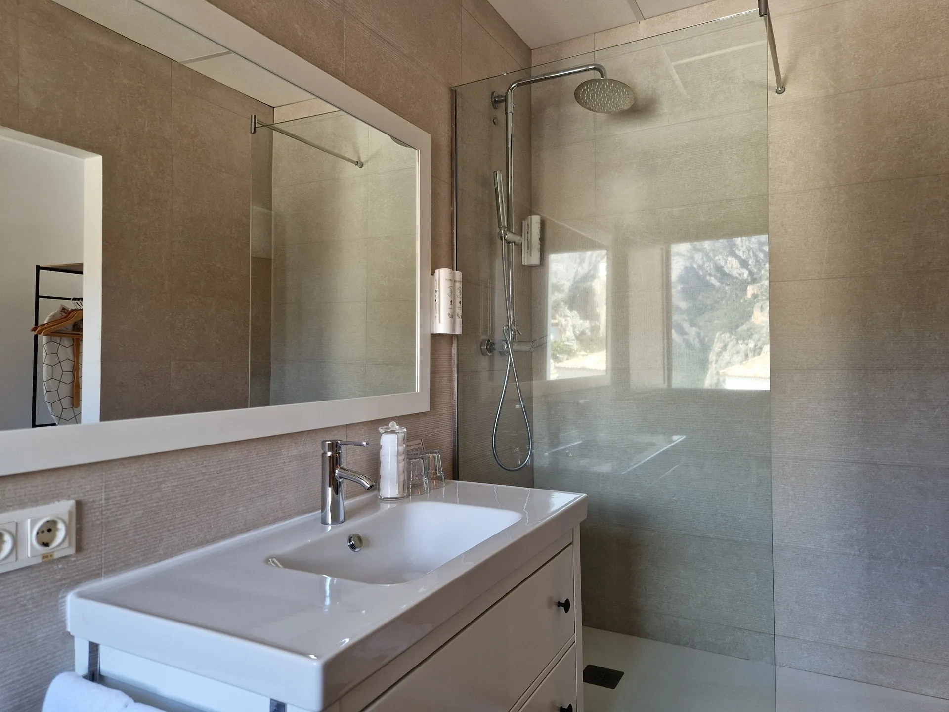 Habitación con vistas a la Sierra de Xortà en el Hotel Boutique Cases Noves en Guadalest (cuarto de baño)