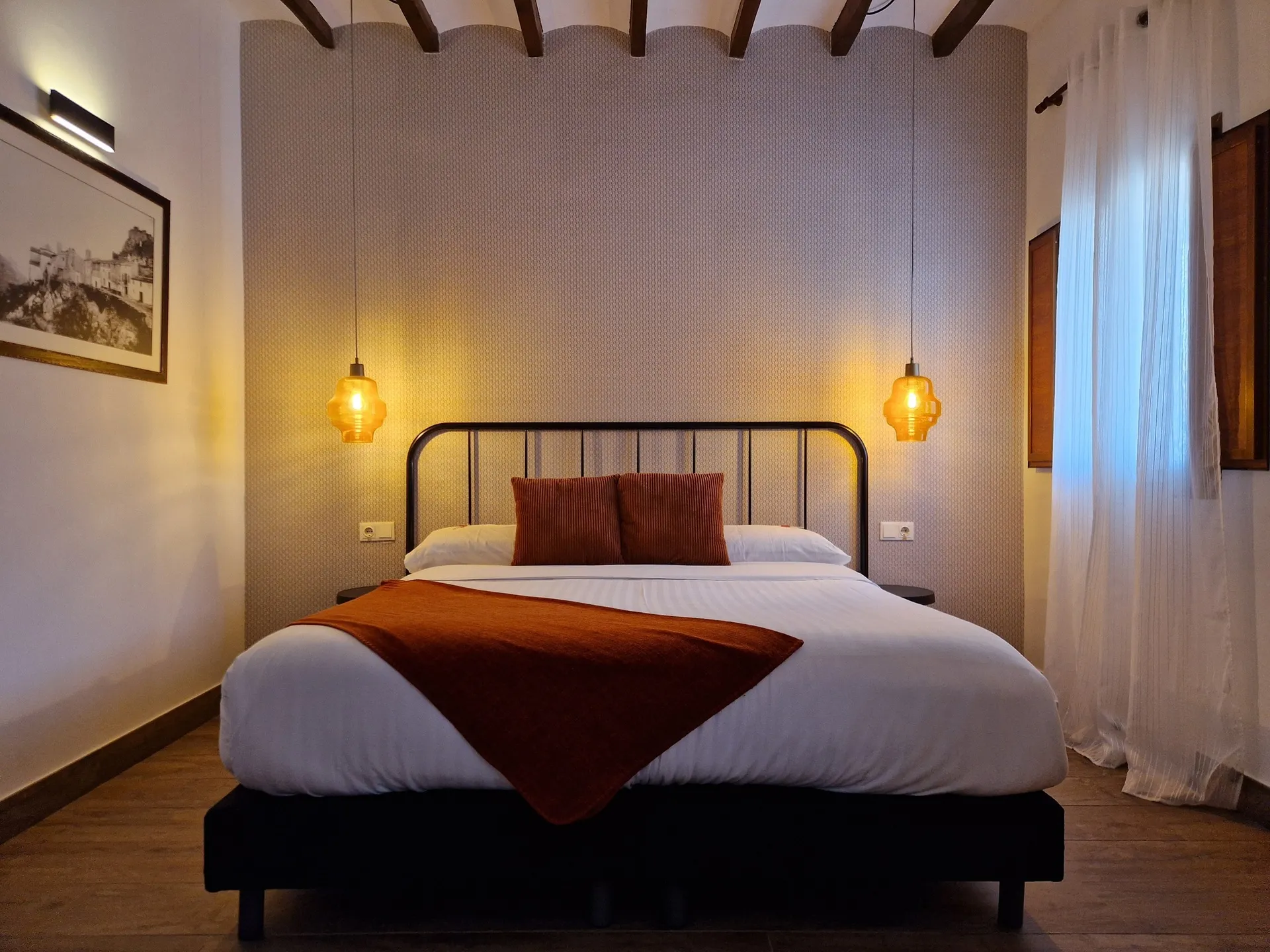 Habitación con vistas a la Sierra de Xortà en el Hotel Boutique Cases Noves en Guadalest (cama)