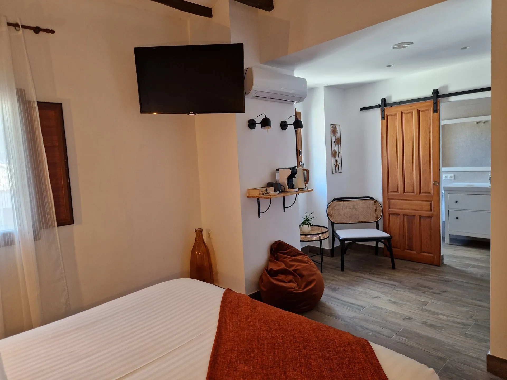 Habitación con vistas a la Sierra de Xortà en el Hotel Boutique Cases Noves en Guadalest (dormitorio)