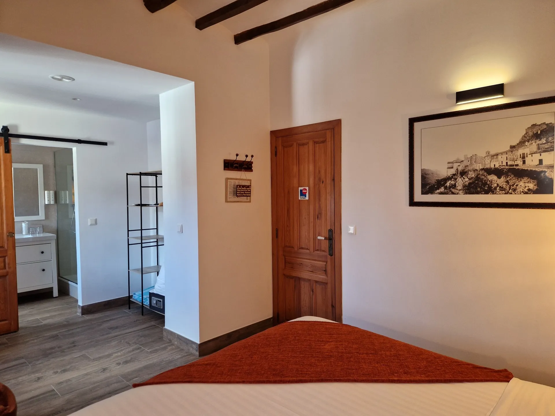 Habitación con vistas a la Sierra de Xortà en el Hotel Boutique Cases Noves en Guadalest (entrada)