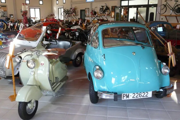 Visita el Museo de Vehículos Históricos cerca del Hotel Boutique Cases Noves en Guadalest