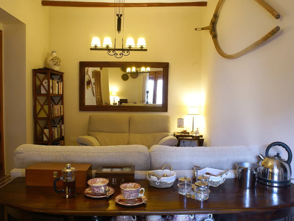 Zona común de la Lectura (sofás) en el Hotel Boutique Cases Noves en Guadalest