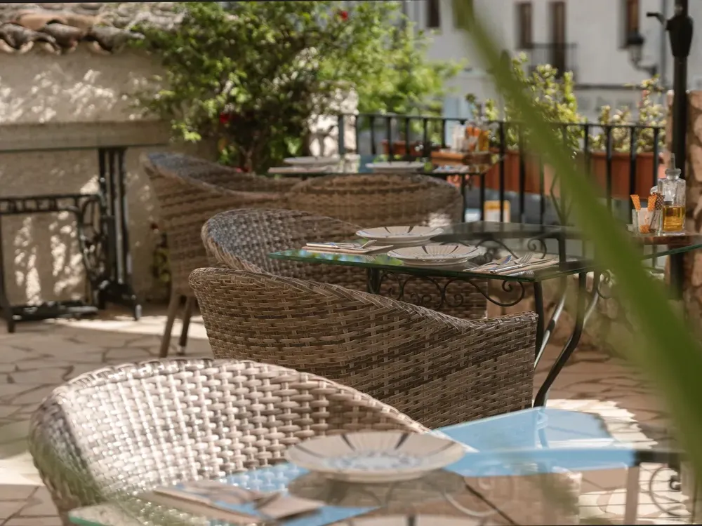 Zona común de la Terraza por la mañana en el Hotel Boutique Cases Noves en Guadalest