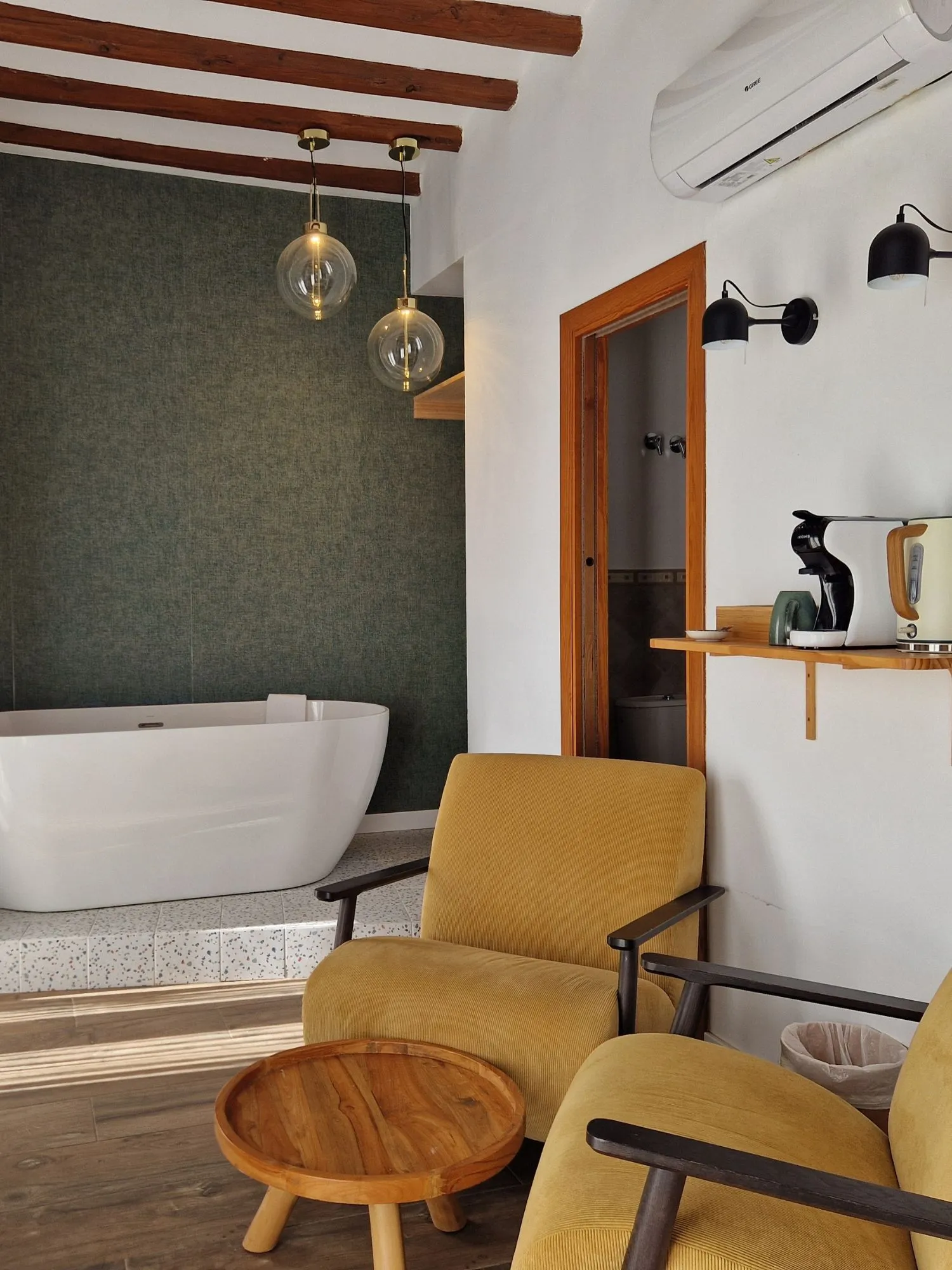 Habitación con vistas a la Sierra de Aitana en el Hotel Boutique Cases Noves en Guadalest (cuarto de baño)