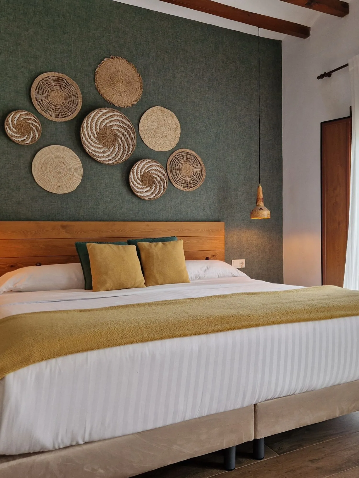 Habitación con vistas a la Sierra de Aitana en el Hotel Boutique Cases Noves en Guadalest (cama)