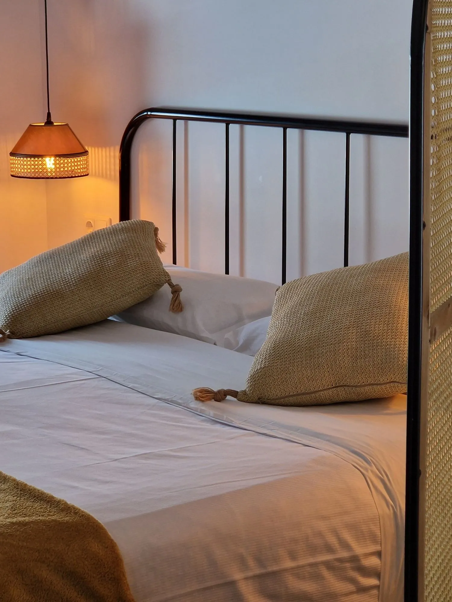 Habitación con vistas a la Sierra de Bernia en el Hotel Boutique Cases Noves en Guadalest (cama)