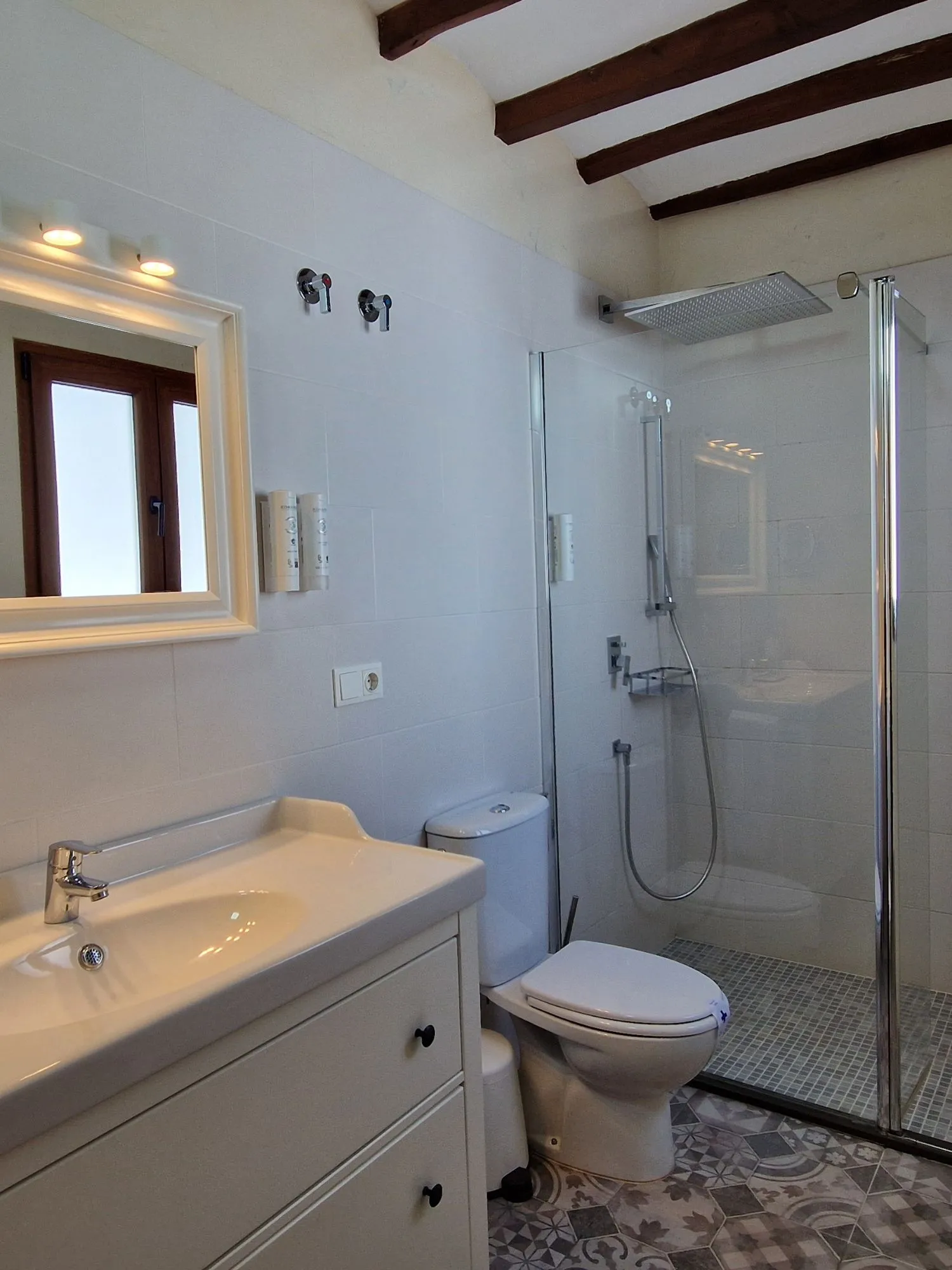 Habitación con vistas al Castillo de San José en el Hotel Boutique Cases Noves en Guadalest (cuarto de baño)