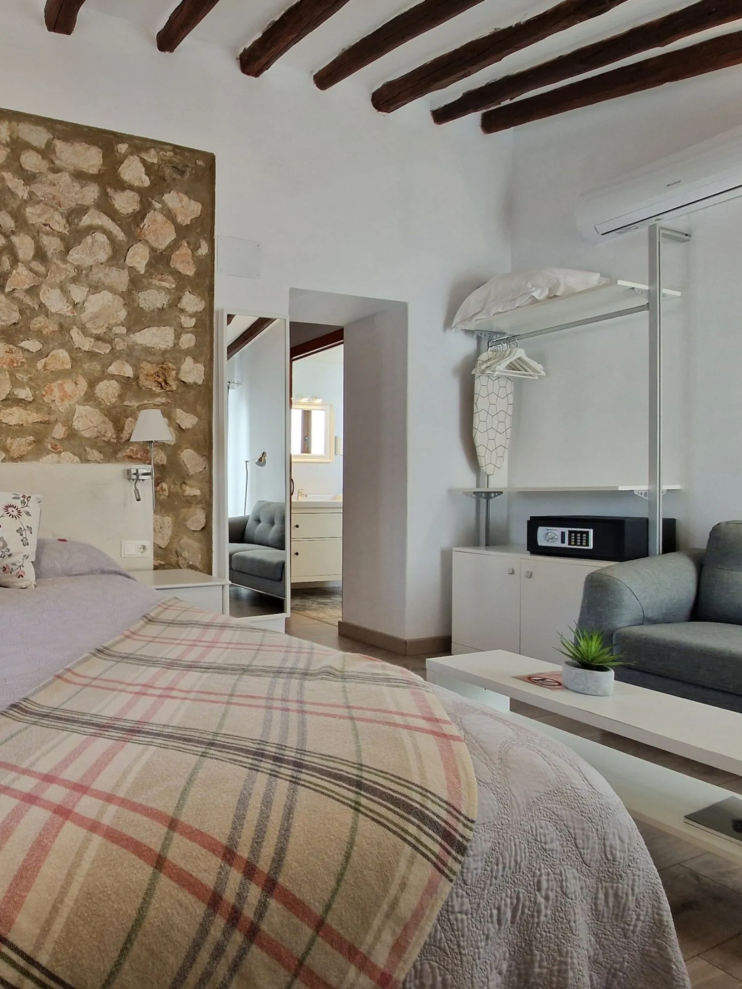 Habitación con vistas al Castillo de San José en el Hotel Boutique Cases Noves en Guadalest (dormitorio)