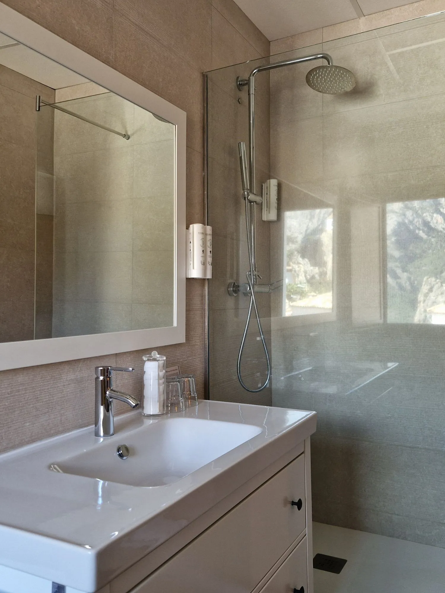 Habitación con vistas a la Sierra de Xortà en el Hotel Boutique Cases Noves en Guadalest (cuarto de baño)