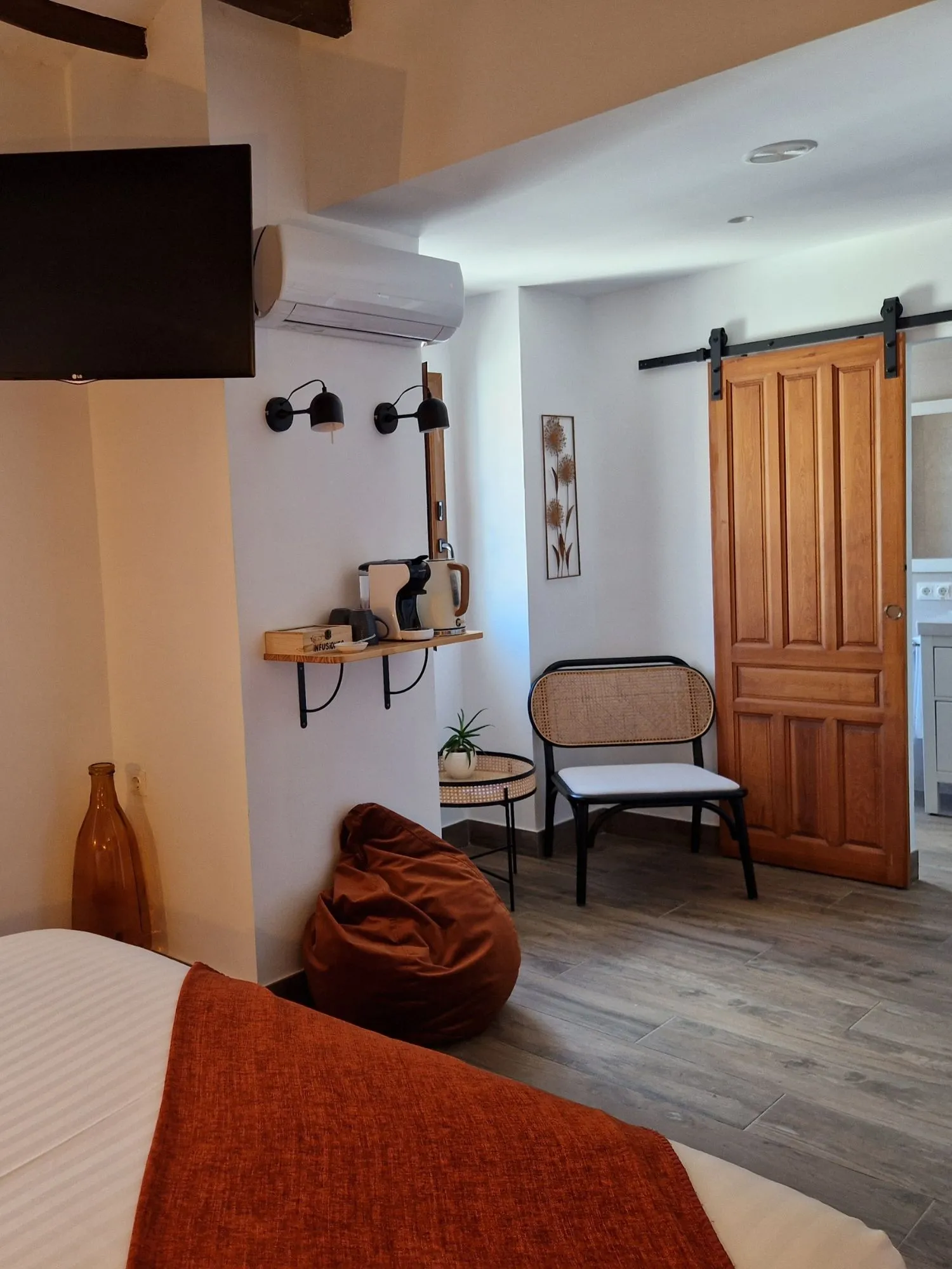 Habitación con vistas a la Sierra de Xortà en el Hotel Boutique Cases Noves en Guadalest (dormitorio)