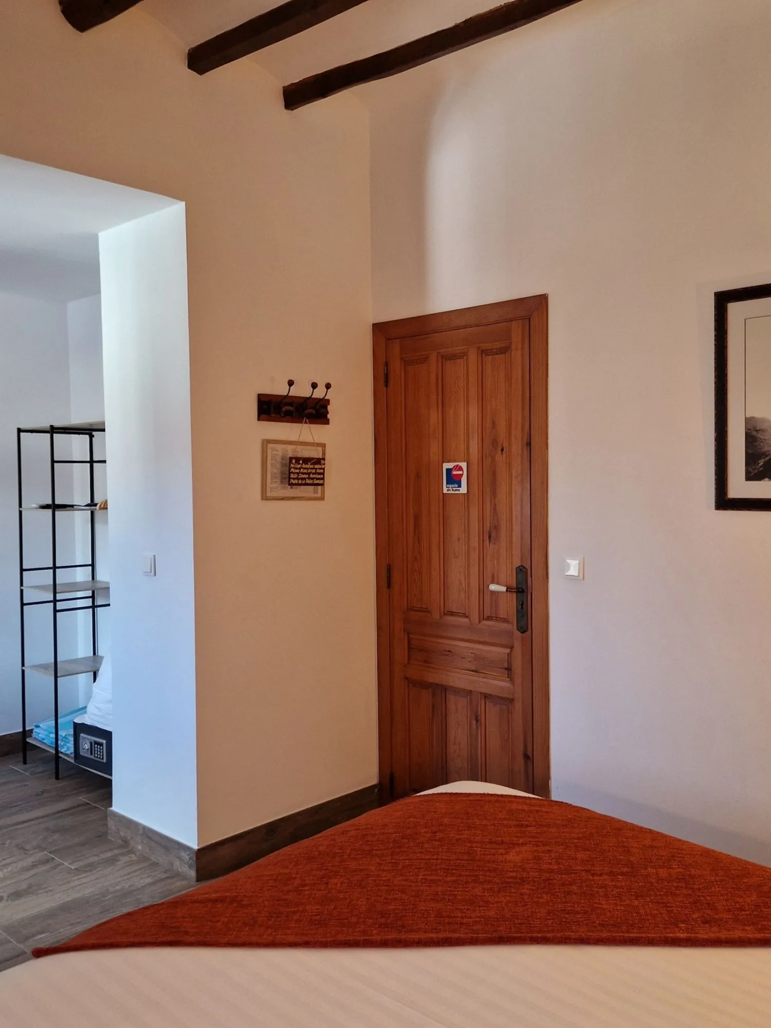 Habitación con vistas a la Sierra de Xortà en el Hotel Boutique Cases Noves en Guadalest (entrada)