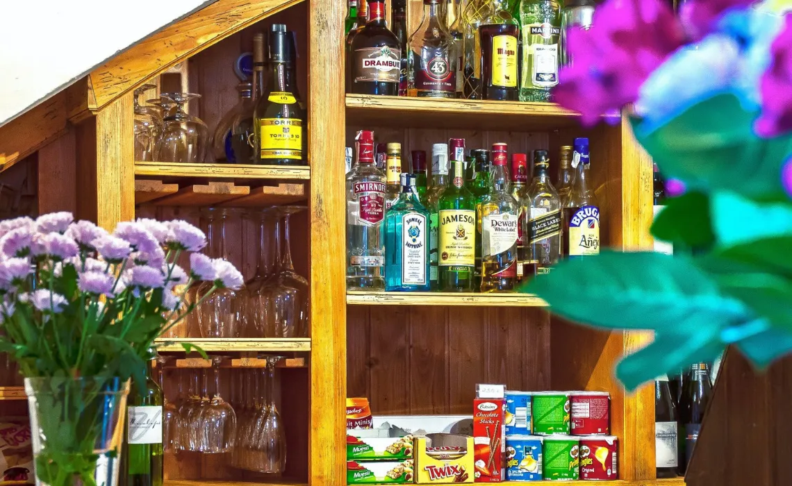 Zona común de la Lectura (sofás) en el Hotel Boutique Cases Noves en Guadalest