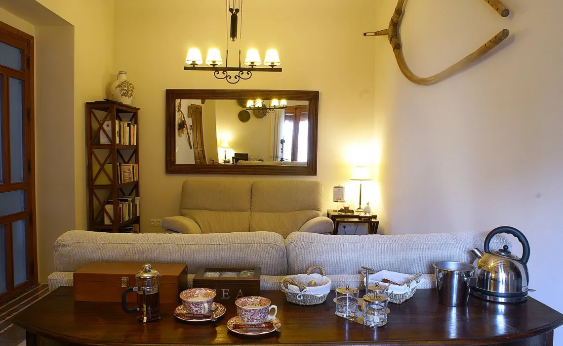 Zona común de la Lectura (sofás) en el Hotel Boutique Cases Noves en Guadalest