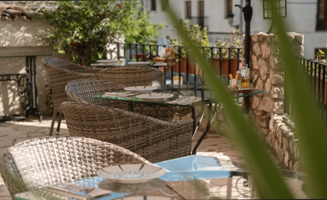 Zona común de la Terraza al atardecer en el Hotel Boutique Cases Noves en Guadalest