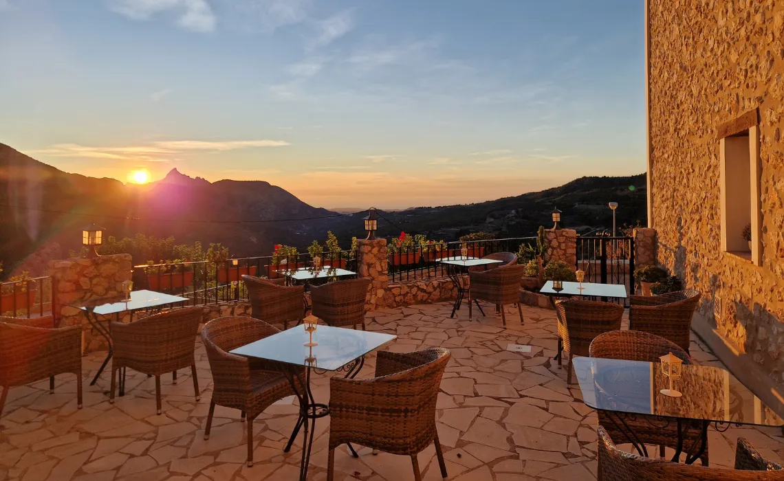 Zona común de la Terraza al atardecer en el Hotel Boutique Cases Noves en Guadalest